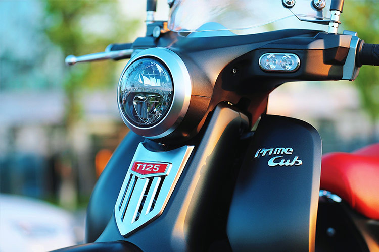 Thiết kế của Kamax Super Pro 125 nhái Honda Super Cub nhằm tôn nên nét cổ điển mà không làm mất đi những phong thái hiện đại, mang đến cái nhìn cảm giác vừa quen thuộc vừa mới mẻ cho khách hàng. Nếu muốn nhận ra sự khác biệt của mẫu xe này với nguyên bản chắc chủ yếu chỉ dựa trên chi tiết logo Kamax.