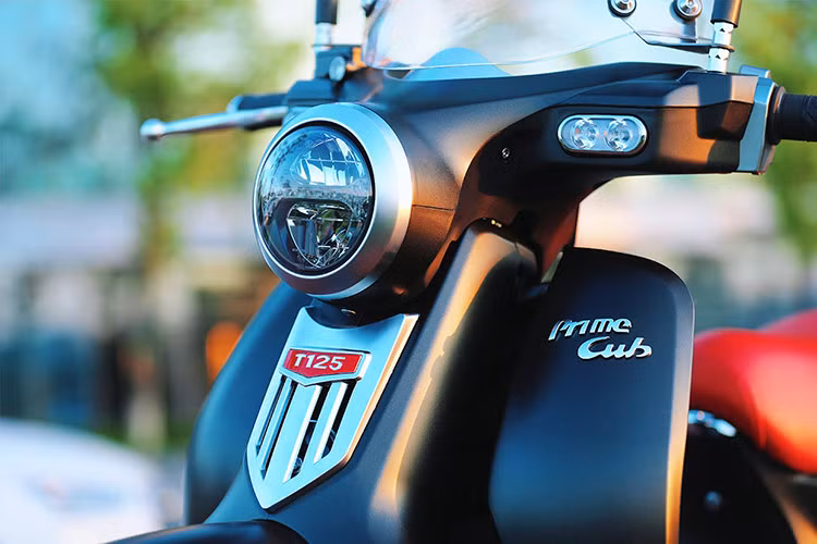 Thiết kế của Kamax Super Pro 125 nhái Honda Super Cub nhằm tôn nên nét cổ điển mà không làm mất đi những phong thái hiện đại, mang đến cái nhìn cảm giác vừa quen thuộc vừa mới mẻ cho khách hàng. Nếu muốn nhận ra sự khác biệt của mẫu xe này với nguyên bản chắc chủ yếu chỉ dựa trên chi tiết logo Kamax.