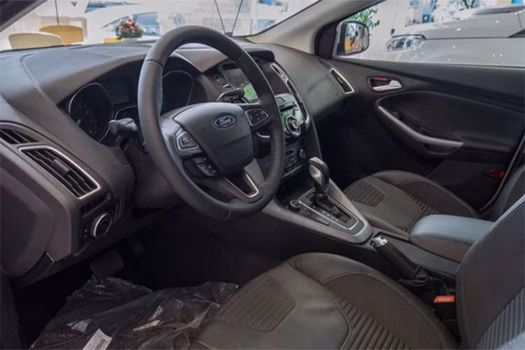 Mẫu sedan tầm trung đến từ Ford sở hữu không gian nội thất được trang bị ở mức vừa phải. Vô-lăng 3 chấu tích hợp nhiều phím chức năng tiện dụng, đồng hồ Analog và điện tử phía sau vô-lăng hiển thị đầy đủ thông chi tiết liên quan đến xe.