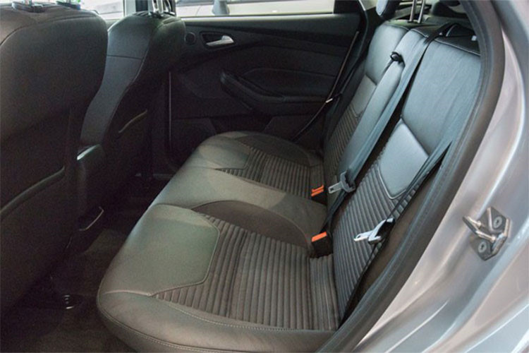 Focus được nhà phân phối và lắp ráp Ford Việt Nam lắp ráp tại nhà máy ở Hải Dương, xe sở hữu động cơ EcoBoost hoàn toàn mới 1.5l 4 xi-lanh tăng áp, phun nhiên liệu trực tiếp có công suất 177 mã lực và mô-men xoắn cực đại 240 Nm và được trang bị hộp số tự động 6 cấp Selectshift.