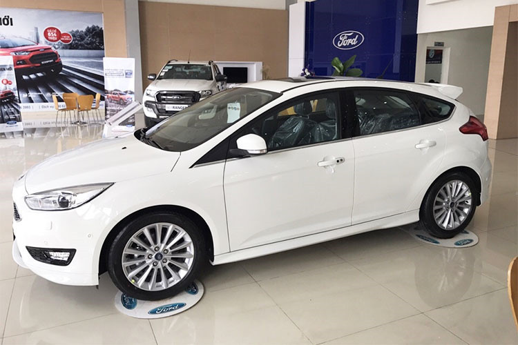 Nên nhớ, Ford Focus vẫn là mẫu xe cao hơn Toyota Vios và Honda City một phân khúc, nghĩa là kích thước to hơn và sức mạnh động cơ cũng lớn hơn. Lý do khiến không ít khách hàng e dè trước khi mua xe Ford Focus khá nhiều như công nghệ cũ, nội thất không rộng rãi và hay bị triệu hồi.