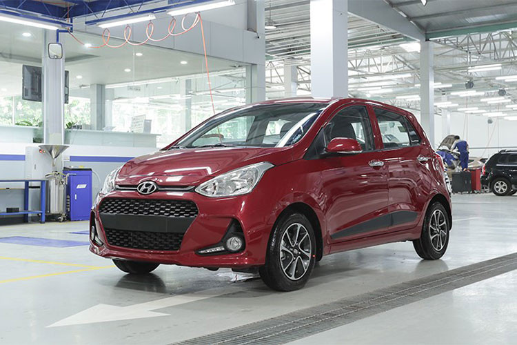 Cụ thể, với doanh số 2.156 xe, mẫu xe cỡ nhỏ Hyundai Grand i10 đã trở thành mẫu xe bán chạy nhất thị trường ôtô Việt trong tháng 6/2018. Đáng chú ý, doanh số bán xe trong 6 tháng đầu năm 2018 của Grand i10 cũng đạt vị trí số 1 với con số khủng - lên đến 12.781 xe.