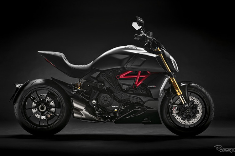 Hệ thống xả thải của Diavel 1260 được thiết kế lại với ống xả nằm gọn dưới gầm xe tương tự XDiavel. Phần cổ ống xả cũng được giấu kín, giúp giảm đi lượng hơi nóng tỏa thẳng ra chân người lái.