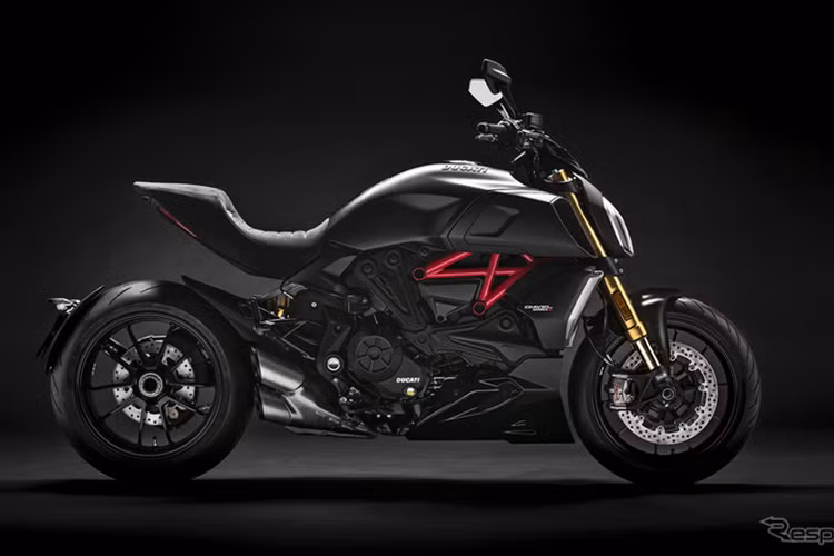 Hệ thống xả thải của Diavel 1260 được thiết kế lại với ống xả nằm gọn dưới gầm xe tương tự XDiavel. Phần cổ ống xả cũng được giấu kín, giúp giảm đi lượng hơi nóng tỏa thẳng ra chân người lái.