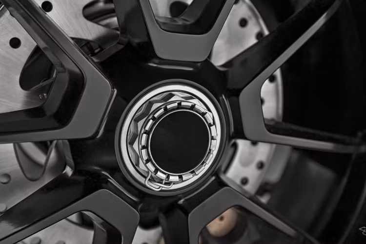 Tương tự những mẫu xe Ducati mới ra mắt, Diavel 1260 cũng được trang bị đầy đủ các hệ thống hỗ trợ điện tử như ABS biến thiên trong cua Bosch Cornering ABS EVO, kiểm soát chống bốc đầu Ducati Wheelie Control, hệ thống kiểm soát lực kéo Ducati Traction Control.