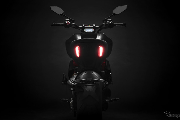 Diavel 1260 có 2 phiên bản là bản tiêu chuẩn và bản thể thao S. Phiên bản tiêu chuẩn sử dụng giảm xóc Marzocchi, trong khi bản S được nâng cấp lên giảm xóc Ohlins cao cấp ở cả trước và sau. được cung cấp với màu xám Sandstone Grey - đen và màu đen - khung sơn đỏ cho bản S.