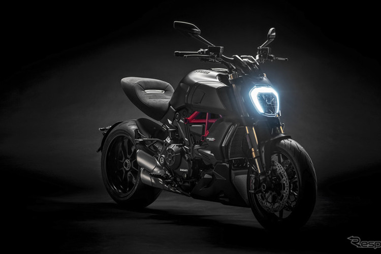 Giá xe Ducati Diavel 1260 2019 bản tiêu chuẩn sẽ bán ra vào khoảng 19.995 USD (tương đương 463 triệu đồng) và phiên bản S khoảng 22.995 USD (khoảng 533 triệu đồng). Dự kiến, những chiếc Ducati Diavel 1260 2019 sẽ chính thức được ra mắt vào tháng 2/2019.