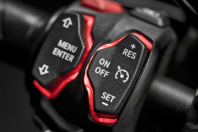 Một điểm được cải tiến trên mẫu xe môtô Ducati Diavel 1260 là bảng đồng hồ kỹ thuật số màn hình màu hiển thị tất cả thông tin. Bảng đồng hồ mới tiện lợi hơn rất nhiều so với thế hệ trước khi bảng đồng hồ trắng đen được tách rời với màn hình hiển thị chế độ lái đặt trên bình xăng.