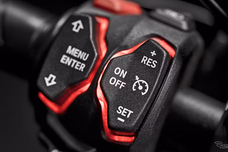 Một điểm được cải tiến trên mẫu xe môtô Ducati Diavel 1260 là bảng đồng hồ kỹ thuật số màn hình màu hiển thị tất cả thông tin. Bảng đồng hồ mới tiện lợi hơn rất nhiều so với thế hệ trước khi bảng đồng hồ trắng đen được tách rời với màn hình hiển thị chế độ lái đặt trên bình xăng.