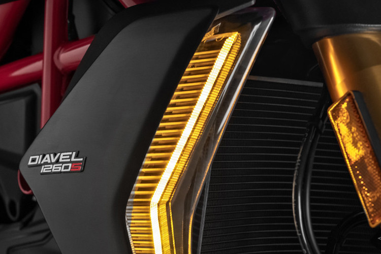 Về động lực, Diavel 1260 được chia sẻ cỗ máy L-Twin Testastretta DVT 1.262 cc từ đàn anh XDiavel. Cỗ máy này sản sinh công suất 159 mã lực tại 9.500 vòng/phút và mô-men xoắn 129 Nm tại 7.500 vòng/phút. Tại thị trường Bắc Mỹ, cỗ máy này cho ra sức mạnh chỉ 157 mã lực tại 9.250 vòng/phút. Sức mạnh được truyền tới bánh xe nhờ xích tải, thay vì dây đai như XDiavel.