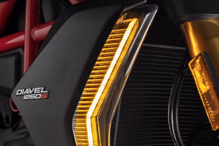 Về động lực, Diavel 1260 được chia sẻ cỗ máy L-Twin Testastretta DVT 1.262 cc từ đàn anh XDiavel. Cỗ máy này sản sinh công suất 159 mã lực tại 9.500 vòng/phút và mô-men xoắn 129 Nm tại 7.500 vòng/phút. Tại thị trường Bắc Mỹ, cỗ máy này cho ra sức mạnh chỉ 157 mã lực tại 9.250 vòng/phút. Sức mạnh được truyền tới bánh xe nhờ xích tải, thay vì dây đai như XDiavel.
