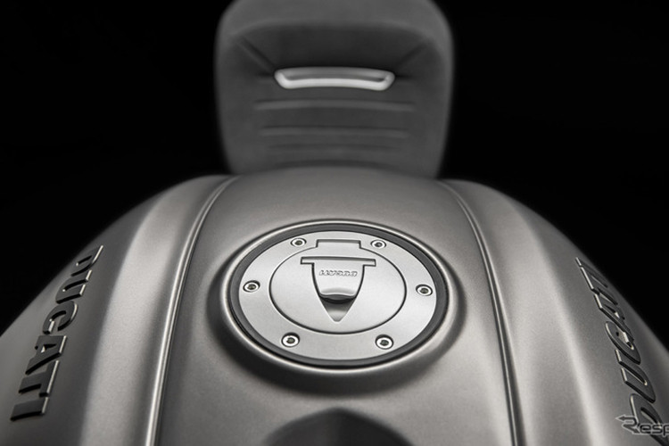 Tổng thể, Diavel 1260 2019 có thiết kế bị ảnh hưởng khá nhiều từ mẫu XDiavel, trở nên góc cạnh và hầm hố hơn thế hệ trước. Các chi tiết chịu ảnh hưởng nhiều nhất bởi XDiavel là cụm đèn chiếu sáng với đèn ban ngày bằng LED, các hốc gió hai bên bình xăng và mỏ cày liền mạch hơn.