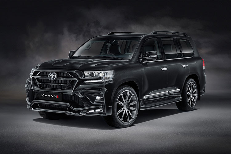 Xe có hệ thống quan sát dưới gầm và màn hình xoay quan sát phía trước. Các công nghệ an toàn khác của Toyota Land Cruiser bao gồm phát hiện điểm mù, cảnh báo phương tiện cắt ngang khi lùi và cảnh báo áp suất lốp. Tại thị trường Việt Nam, Toyota hiện phân phối chính hãng dòng SUV 8 chỗ Land Cruiser VX với giá khởi điểm 3,65 tỷ đồng.