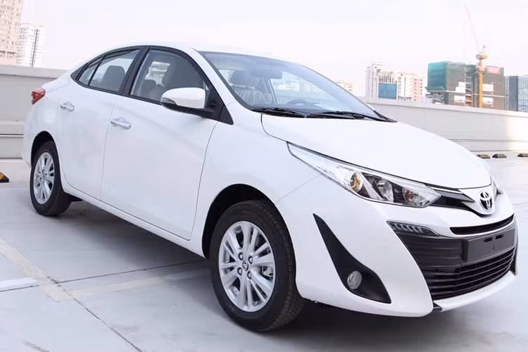 Theo thông tin từ phía nhà phân phối, Vios 2020 có mức tiêu hao nhiên liệu trong đô thị, ngoài đô thị, kết hợp lần lượt là 7.1L/100km, 4.9L/100km, 5.7L/100km. Toyota Vios được mệnh danh là “xe quốc dân” khi nó là dòng xe bán chạy nhất trong phân khúc sedan hạng B. Tuy nhiên trong thời gian gần đây, Vios bị “vượt mặt” bởi đối thủ Hyundai Accent.