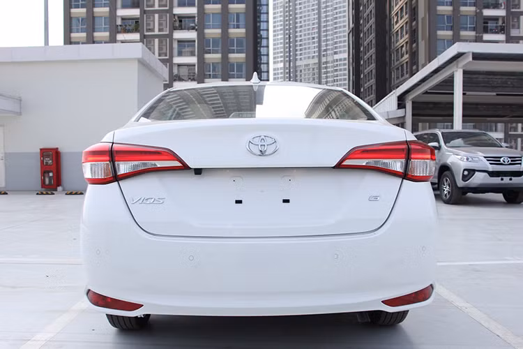 Cụm đèn hậu phía sau của xe cũng dùng công nghệ LED, thiết kế điệu đà hơn trước đây, cản sau thiết kế lớn và mạnh mẽ. Bộ mâm đa chấu không có gì thay đổi so với thế hệ trước.