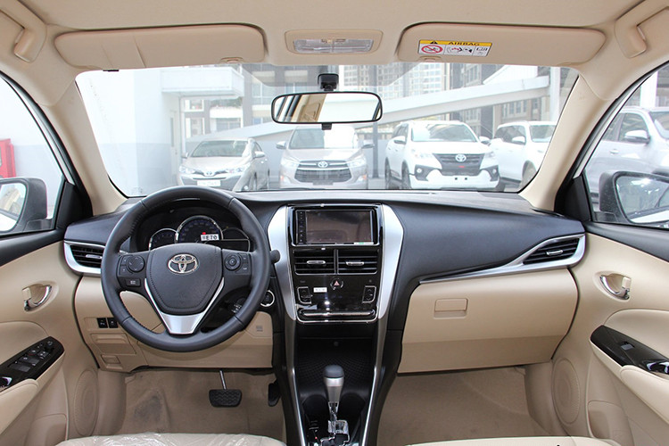 Toyota Vios G cao cấp nhất có thêm kiểm soát hành trình Cruise Control, cảm biến góc trước và sau, camera lùi và màn hình màu TFT cho hệ thống thông tin sau vô lăng. Các tính năng tiện nghi khác như nút bấm khởi động kèm chìa khóa thông minh, điều hòa tự động, ghế bọc da,… đều được giữ lại trên phiên bản mới.