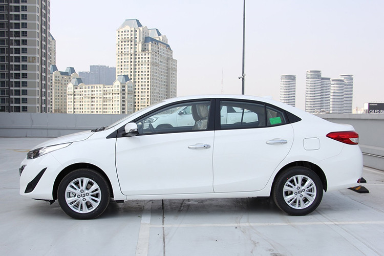 Toyota Vios 2020 mới bản nâng cấp vẫn sử dụng bộ khung gầm có kích thước tổng thể dài x rộng x cao lần lượt là 4425 x 1730 x 1475 mm. Diện mạo mới của Vios đã được thiết lại trông mới mẻ, trẻ trung hơn, thay đổi tập trung chủ yếu ở phần đầu và đuôi xe.