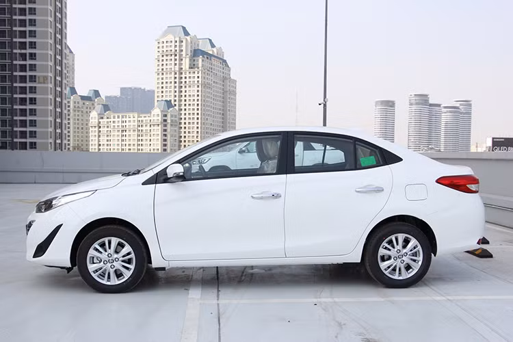 Toyota Vios 2020 mới bản nâng cấp vẫn sử dụng bộ khung gầm có kích thước tổng thể dài x rộng x cao lần lượt là 4425 x 1730 x 1475 mm. Diện mạo mới của Vios đã được thiết lại trông mới mẻ, trẻ trung hơn, thay đổi tập trung chủ yếu ở phần đầu và đuôi xe.