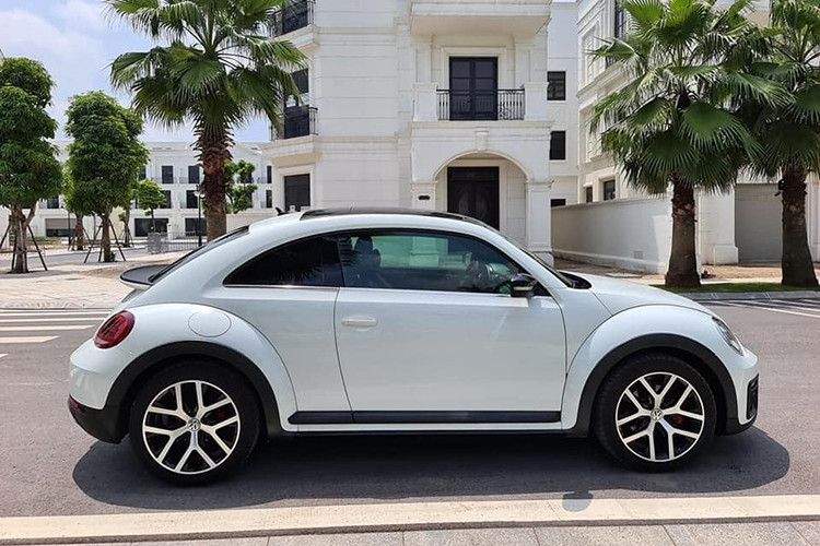 Mẫu xe New Beetle Dune 2019 không chỉ dành riêng cho những tín đồ thời trang, theo đuổi hình ảnh retro hoài cổ và vẫn đam mê sự hiện đại, thể thao. Xe sở hữu các trang bị an toàn tiêu chuẩn như phanh ABS, cân bằng điện tử, kiểm soát lực kéo, hỗ trợ khởi hành ngang dốc...