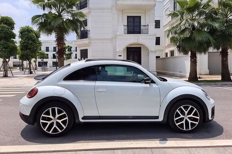 Mẫu xe New Beetle Dune 2019 không chỉ dành riêng cho những tín đồ thời trang, theo đuổi hình ảnh retro hoài cổ và vẫn đam mê sự hiện đại, thể thao. Xe sở hữu các trang bị an toàn tiêu chuẩn như phanh ABS, cân bằng điện tử, kiểm soát lực kéo, hỗ trợ khởi hành ngang dốc...