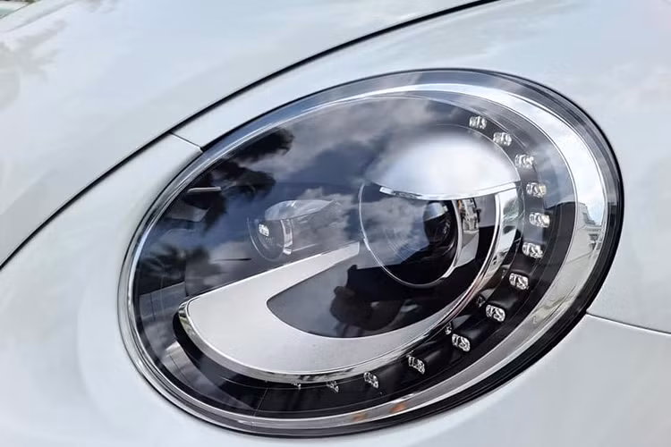 Những thay đổi ở ngoại thất của xe dễ nhận ra nhất bao gồm bodykit thể thao cùng các tấm ốp nhựa xung quanh thân xe, lưới tản nhiệt hạ thấp sát gầm. Ngoài ra, phiên bản này còn có ốp gương màu bạc kim loại với thiết kế góc cạnh và một cánh đuôi đày cá tính gắn bên dưới kính phía sau.