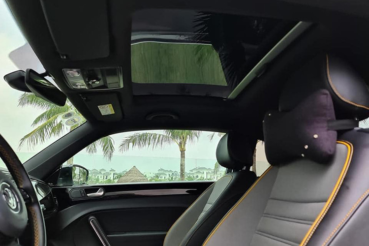 So với đối thủ cùng phân khúc là mẫu xe MINI 3 cửa, dù có vòm mui cong tròn nhưng Beetle Dune, cũng như mọi phiên bản Beetle thế hệ mới khác đều có thể tích khoang hành lý lớn hơn 50l, đạt 310l. Nhờ có hàng ghế sau gập 50/50, khoang hành lý của xe thậm chí còn có thể "nới rộng" thành 905 lít.
