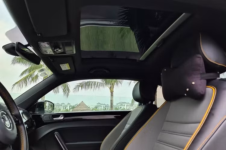 So với đối thủ cùng phân khúc là mẫu xe MINI 3 cửa, dù có vòm mui cong tròn nhưng Beetle Dune, cũng như mọi phiên bản Beetle thế hệ mới khác đều có thể tích khoang hành lý lớn hơn 50l, đạt 310l. Nhờ có hàng ghế sau gập 50/50, khoang hành lý của xe thậm chí còn có thể "nới rộng" thành 905 lít.