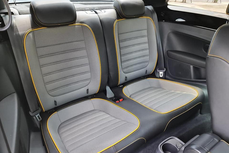 Tại thị trường Việt Nam, mẫu xe Beetle Dune chỉ được Volkswagen bán ra duy nhất một phiên bản động cơ đó là máy 2.0l tăng áp 4 xi-lanh thẳng hàng, đạt công suất tối đa 220 mã lực và mô-men xoắn cực đại 350 Nm. Xe được trang bị hệ dẫn động cầu trước và hộp số ly hợp kép DSG 7 cấp. 