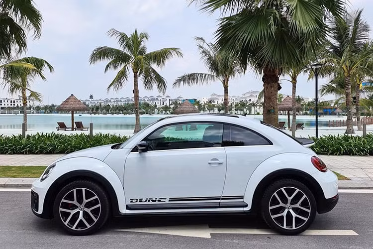 Volkswagen Beetle Dune 2019 được xem là thế hệ nối tiếp dòng xe "Con bọ" huyền thoại. Beetle của Volkswagen cho đến nay vẫn là một biểu tượng bất diệt của hãng xe Đức. Phiên bản Beetle Dune thế hệ mới này vẫn được lấy cảm hứng từ mẫu xe “cổ” Baja Bugs của thập niên 1960 với nhiều chi tiết thiết kế kiểu cách ở trong và ngoài xe.