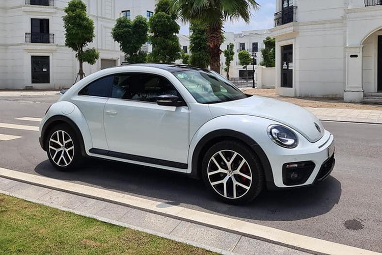 Giá xe Volkswagen Beetle Dune 2019 khi ra mắt chính hãng bán ra từ 1,469 tỷ đồng tại Việt Nam. Chiếc xe trong bài viết hiện đang được chủ nhân chào bán với mức giá hơn 1,3 tỷ đồng, xe đã được đăng ký biển Hà Nội và mới chỉ lăn bánh khoảng 6000km. 