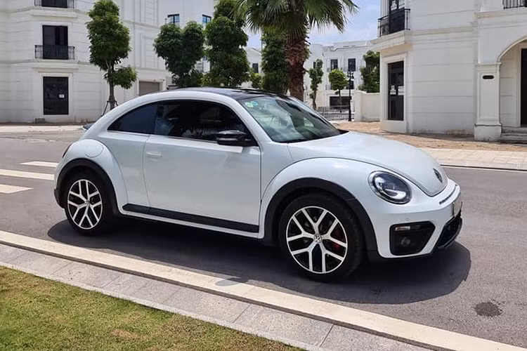Giá xe Volkswagen Beetle Dune 2019 khi ra mắt chính hãng bán ra từ 1,469 tỷ đồng tại Việt Nam. Chiếc xe trong bài viết hiện đang được chủ nhân chào bán với mức giá hơn 1,3 tỷ đồng, xe đã được đăng ký biển Hà Nội và mới chỉ lăn bánh khoảng 6000km. 