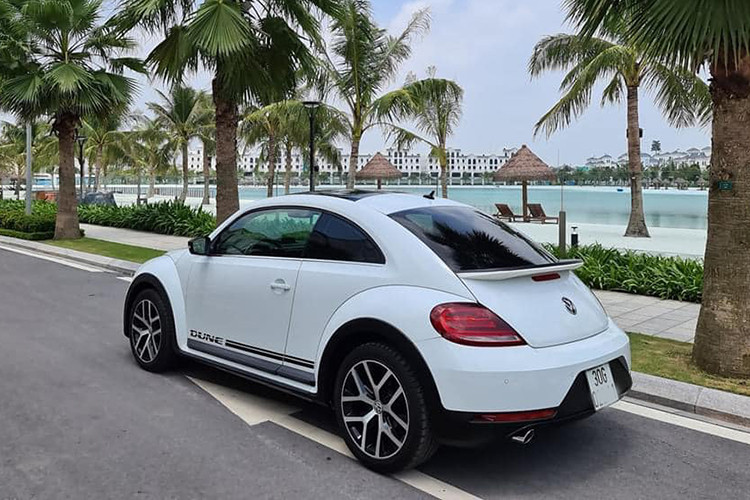 Xe được trang bị bộ mâm hợp kim Canyon 18 inch, 5 cánh kép 2 tông màu độc đáo. Phía dưới cửa xe được trang trí với tấm nhụa ốp đen nhám lớn với tem “Dune”. Đuôi xe có thiết kế đầy thể thao với cánh lướt gió có tích hợp đèn phanh thứ 3, cụm đèn hậu Full-Led là tiêu chuẩn trên Dune thế hệ mới. Gương chiếu hậu chỉnh điện tích hợp xi-nhan báo rẽ.