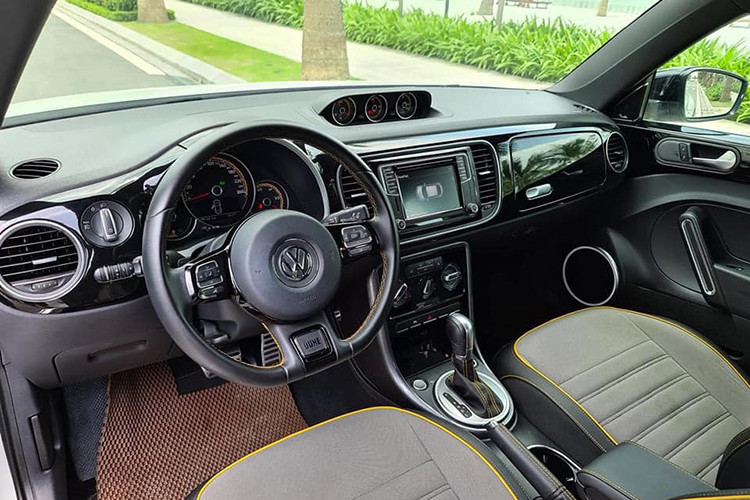 Bên trong nội thất của Beetle Dune mới cũng được Volkswagen hoàn thiện độc đáo hơn với các tấm ốp nhựa sơn màu mang phong cách thể thao, ghế bọc da 2 tông màu và chần chỉ tương phản. Xe được tích hợp sẵn hệ thống thông tin giải trí với màn hình 6,3 inch với đầy đủ các tính