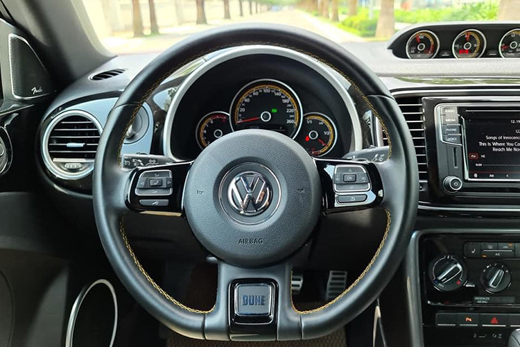 Bên cạnh đó, Beetle Dune còn sở hữu những trang bị như camera chiếu hậu và kiểm soát khoảng cách đỗ xe Park Distance, gói công nghệ Technology Package bổ sung thêm kiểm soát khí hậu hai vùng tự động Climatronic, cửa sổ trời chỉnh điện nghiêng và trượt, chìa khoá thông minh và nút bấm khởi động...