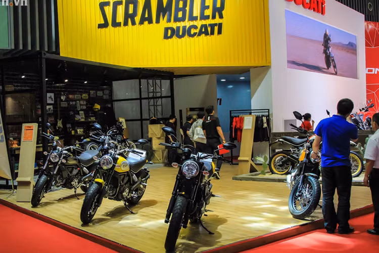 Tại thị trường Việt Nam, Ducati Monster 797 2017 sẽ có giá 388 triệu đồng dành cho bản sơn màu đỏ, trắng nhám có giá bán 390 triệu đồng. Multistrada 950 cũng có 2 màu sơn tương tự với giá bán từ 550 triệu đến 555 triệu đồng. Ducati Scrambler phiên bản Café Racer sẽ được chốt giá 431 triệu đồng và bản Desert Sled 2017 có mức giá 429 triệu đồng.