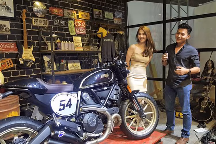 "Nữ hoàng nội ý" tỏ ra khá phấn khích trước những mẫu xe mới của Ducati như XDiavel, Multistrada 950, Monster 797 và đặc biệt là "gã hippi" Scrambler Cafe Racer mới. Khi được hỏi về dự án sắp tới, cô vẫn quyết định giữ bí mật để tạo sự bất ngờ cho khán giả. Tuy nhiên, nữ diễn viên tiết lộ đây là một chương trình có liên quan tới môtô.