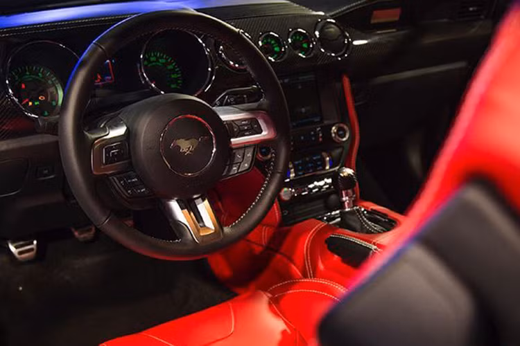 Thân xe làm từ sợi carbon được Fisker thiết kế là một sự cải tiến rõ rệt so với phiên bản Mustang tiêu chuẩn, đặc biệt là phần đuôi xe. Mẫu xe Rocket V8 có cả 2 phiên bản coupe lẫn convertible. Cũng không lấy làm lạ khi phiên bản mui trần dành có giá “mặn” hơn chiếc coupe.