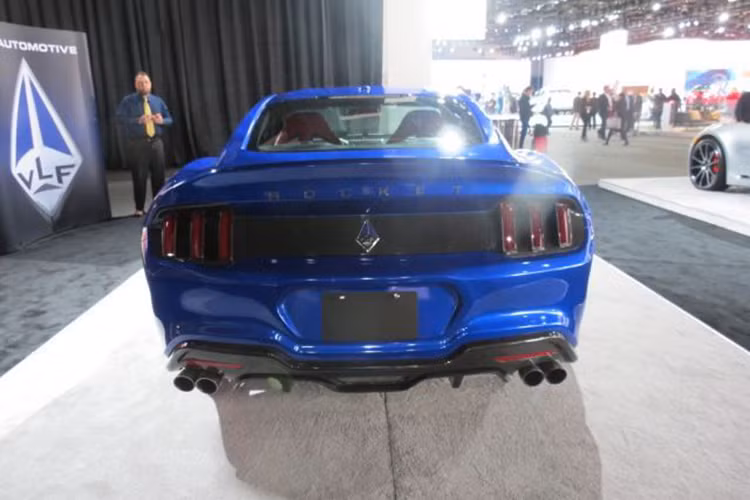 Động cơ V8 được nâng cấp với một bộ siêu nạp giúp xe đạt công suất 725 mã lực với mô-men xoắn cực đại 700 lb-ft. Tốc độ tối đa của xe lên đến 320 km/h và chỉ mất 3.5 giây để bứt tốc từ 0-96 km/h. Đi cùng với bộ phanh Brembos 15-inch cực ấn tượng khiến chiếc Rocket này thực sự là một “cỗ tên lửa”.