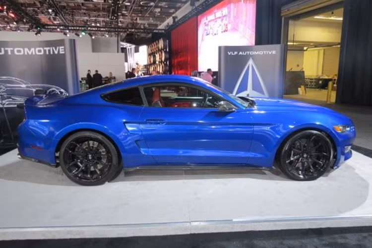 Bên cạnh động cơ V8 725 mã lực, mẫu xe này còn được trang bị hộp số sàn 6 cấp tiêu chuẩn có khả năng chuyển đổi sang hộp số tự động.