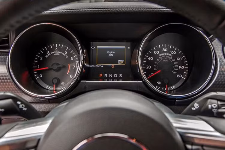 Bảng đồng hồ trên tap-lô chia hai cụm vòng tua máy và tốc độ riêng biệt với màn hình kỹ thuật số ở giữa. Vô-lăng nổi bật với biểu tượng ngựa hoang ở giữa, tích hợp nhiều phím bấm chức năng như chỉnh âm thanh, đàm thoại không dây, cruise control. Phía sau vô-lăng là lẫy chuyển số cho tính năng số tay.