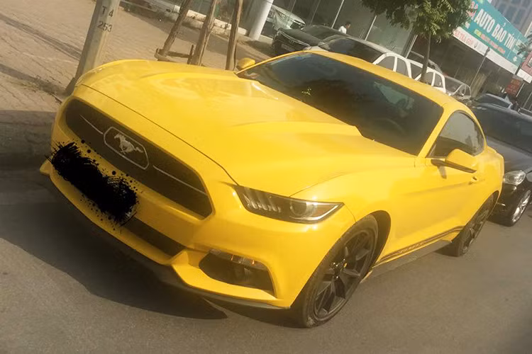 Chiếc "xe cơ bắp" Ford Mustang 2015 hàng hiếm, phiên bản kỷ niệm 50 Year Limited Edition sở hữu biển số "lộc phát - 6668" vừa bị bắt gặp lăn bánh trên phố Hà Nội với ngoại thất vàng nổi bật, được biết chiếc xe này từng thuộc sở hữu của một tay chơi siêu xe tại Vĩnh Phúc.
