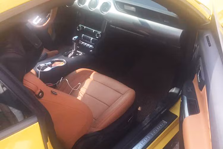 So với phiên bản tiêu chuẩn, Ford Mustang 50 Year Edition sở hữu những đặc điểm nhận dạng như lưới tản nhiệt có thêm thanh kim loại nằm ngang, la-zăng gợi nhớ đến những chiếc Mustang đầu tiên. Cụm đèn hậu LED được chia làm 3 ngăn riêng biệt như phiên bản tiêu chuẩn, đuôi xe được gắn logo 50 Year...