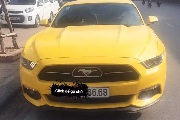 Mẫu Ford Mustang thế hệ thứ sáu lần đầu được giới thiệu vào tháng 12/2013 và bắt đầu sản xuất hàng loạt từ tháng 7/2014. Xe sở hữu thiết kế sắc nét và hiện đại hơn thế hệ trước với với capô dài, đầu và đuôi nhô cao nổi bật. Mustang có kích thước khá đồ sộ, số đo dài, rộng, cao (4.784 x 1.916 x 1.381)mm, chiều dài cơ sở 2.720 mm, trọng lượng 1.598 kg.