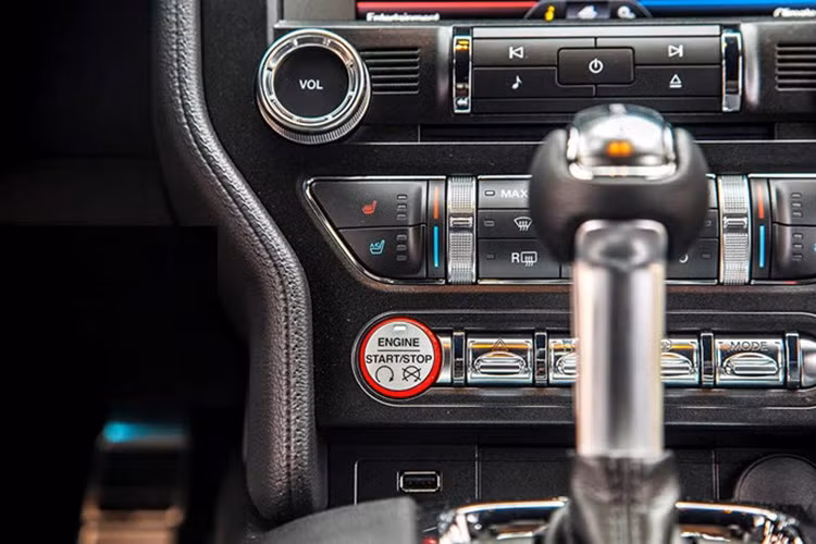 Xe sở hữu nút bấm khởi động không cần chìa cùng các núm gạt bật công tắc đèn khẩn cấp, chống trơn trượt, chế độ lái... Ngoài ra một màn hình cỡ lớn giữa bảng điều khiển trung tâm tích hợp camera lùi, hệ thống giao tiếp SYNC 3, hệ thống âm thanh Shaker™ Pro Audio với 12 loa...