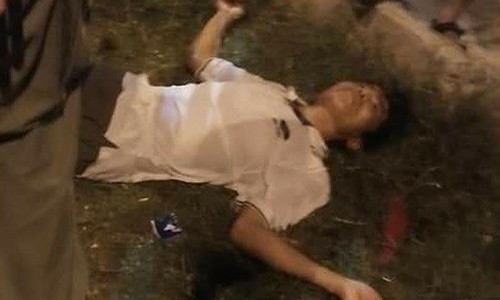 Be con choi du quay, nguoi dan ong bi dien giat bat tinh