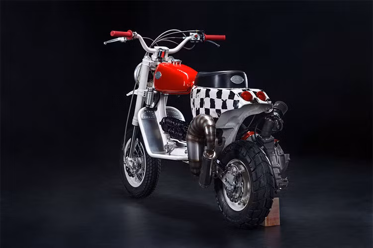 Ý tưởng thiết kế manh nha từ 2 năm trước, thời điểm phong cách scrambler đang thăng hoa. SIP Scootershop tại Butcher Garage cho biết: “Khi ấy, đồng hành cùng các dự án tùy chỉnh được thiết kế cho cuộc đua xuyên quốc gia hoặc sa mạc, nhóm tôi quyết định mạo hiểm và kết hợp những phẩm chất off-road với thiết kế đô thị – để tạo ra một chiếc xe “thoát khỏi thành phố”.