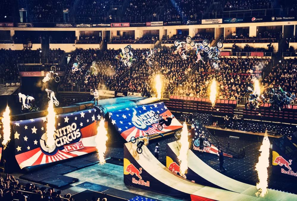 Ngày hội môtô thể thao Nitro Circus (20-23/11) là một trong những ngày hội môtô lớn nhất thế giới, quy tụ những tay đua môtô mạo hiểm hàng đầu thế giới. Nitro Circus năm nay sẽ có chuyến lưu diễn ở châu Âu, bắt đầu với 4 địa điểm Birmingham, Glasgow, Manchester và London, nước Anh. Những pha nhào lộn, bay nhảy trên không luôn là điểm thu hút đối với những ai đam mê thể loại môtô mạo hiểm.