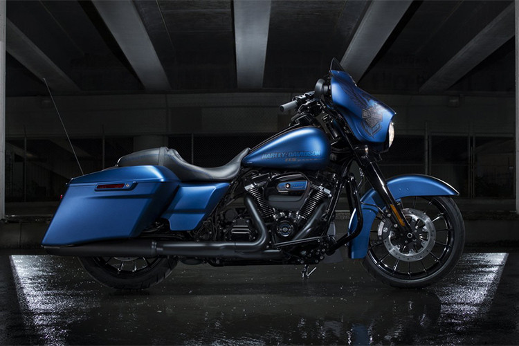 Harley-Davidson Street Glide Special 2018 (phiên bản sản xuất giới hạn 1900 chiếc trên thế giới, kỷ niệm 115 năm) hiện đang được niêm yết mức giá chính hãng khoảng hơn 1,4 tỷ đồng tại Việt Nam, cao hơn bản tiêu chuẩn nhưng lại được trang bị nhiều đồ chơi và độc đáo, cá tính.