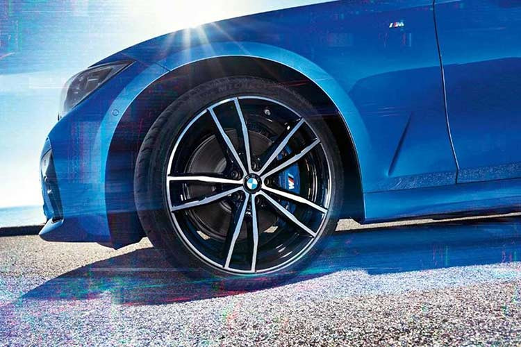 Các chi tiết khác ở thân xe cũng mang đậm phong cách thể thao hơn so với người tiền nhiệm F30 trước đây - thay đổi thiết kế là một quy tắc bất thành văn khi một dòng xe bước sang thế hệ mới chính thức ra đời.