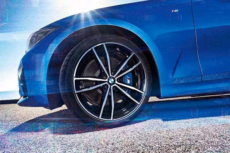 Các chi tiết khác ở thân xe cũng mang đậm phong cách thể thao hơn so với người tiền nhiệm F30 trước đây - thay đổi thiết kế là một quy tắc bất thành văn khi một dòng xe bước sang thế hệ mới chính thức ra đời.